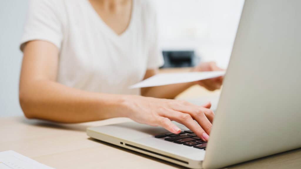 資訊科技人員操作筆記型電腦與文件.