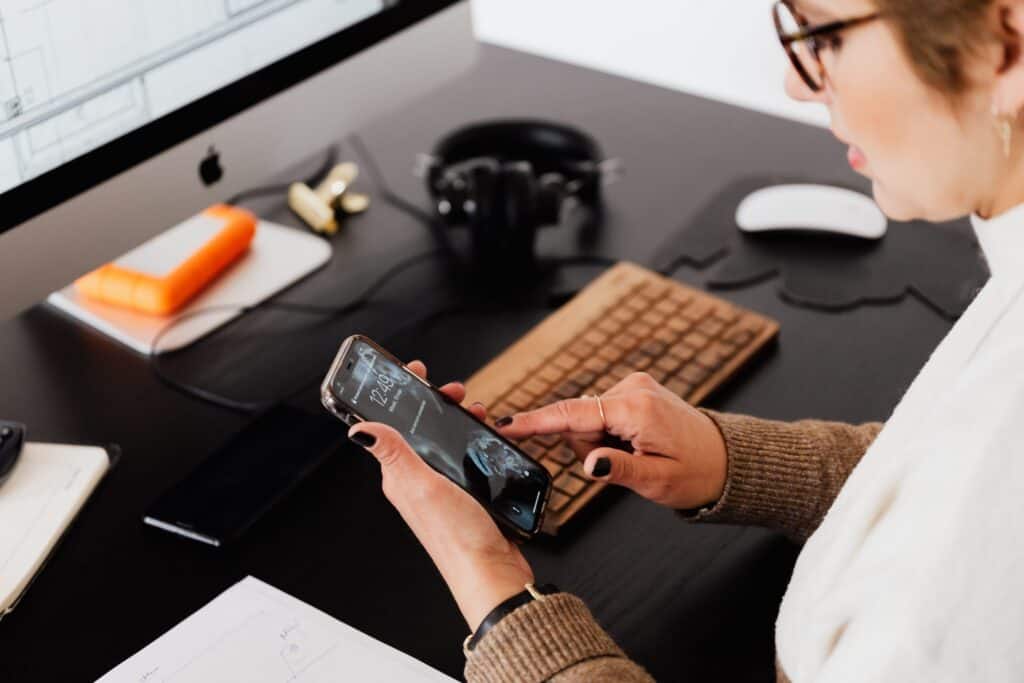 專業外勞招聘管理人員使用手機工作.