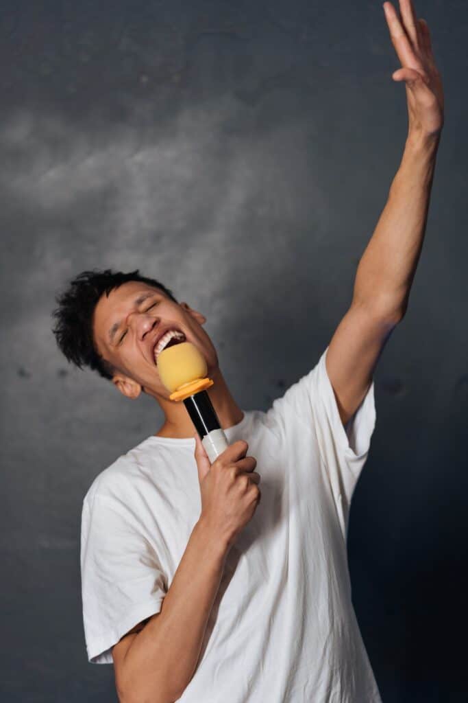 直播歌手在表演，展現專業和熱情，為觀眾帶來精彩表演，彰顯21世紀全球外勞集團的多元才藝。.