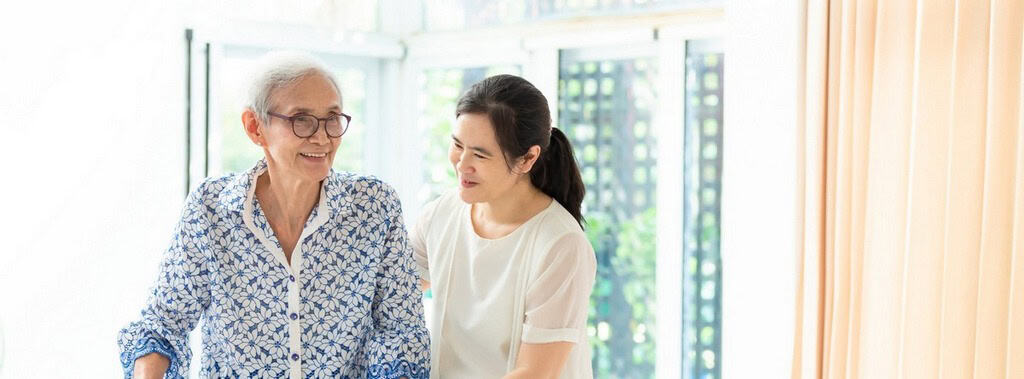 開心的外勞和照顧者互動, 展現21世紀全球外勞集團專業服務.