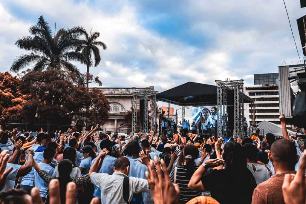 外勞集團活動現場熱鬧盛況，展現多元文化與群聚氛圍，彰顯全球外勞的重要角色。.