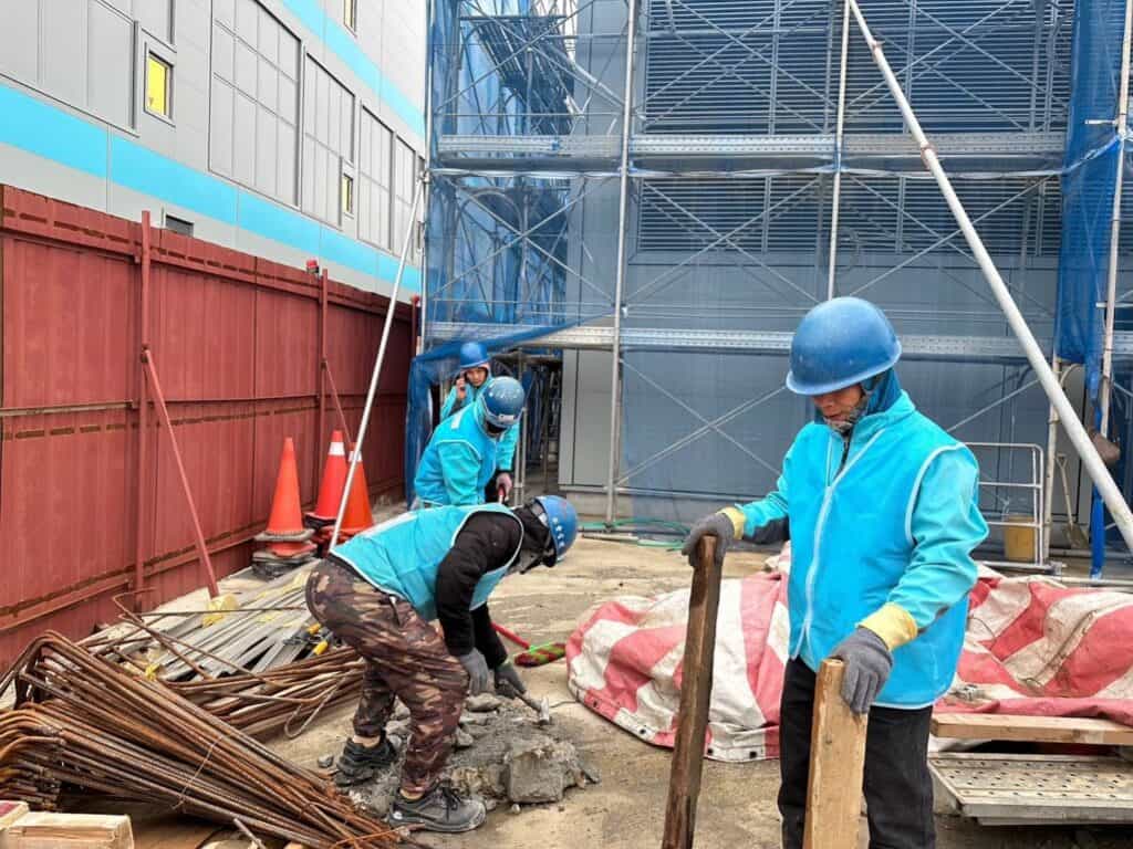 施工工人施工現場照片，展現全球外勞集團支持國際建設與工程項目，專業、安全施工保障品質。.