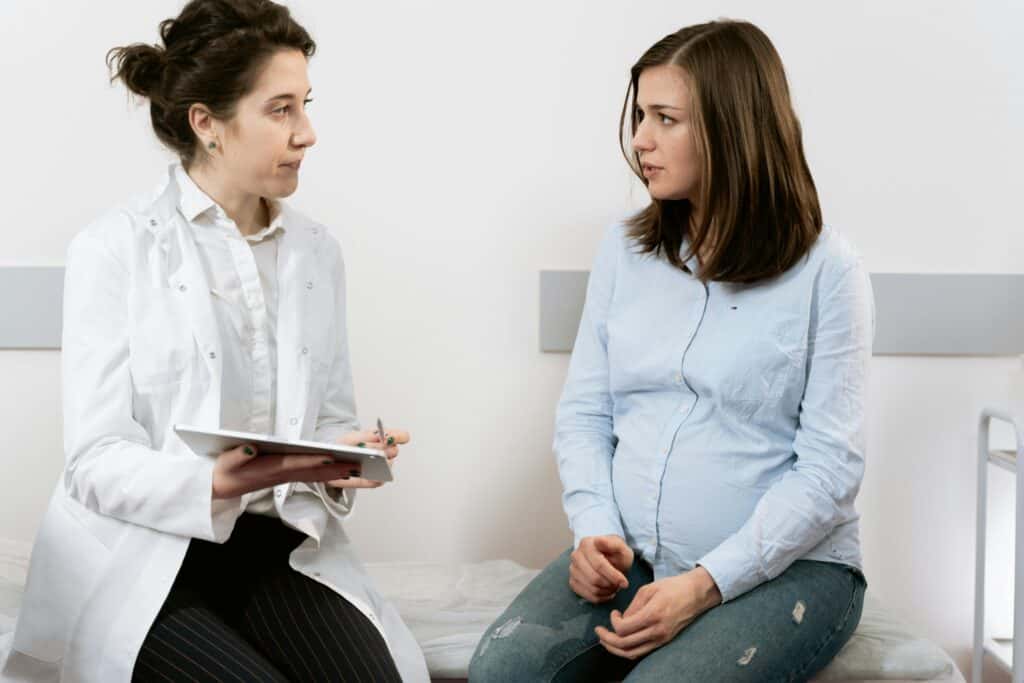 專業醫療諮詢：醫生與孕婦溝通健康檢查事項.