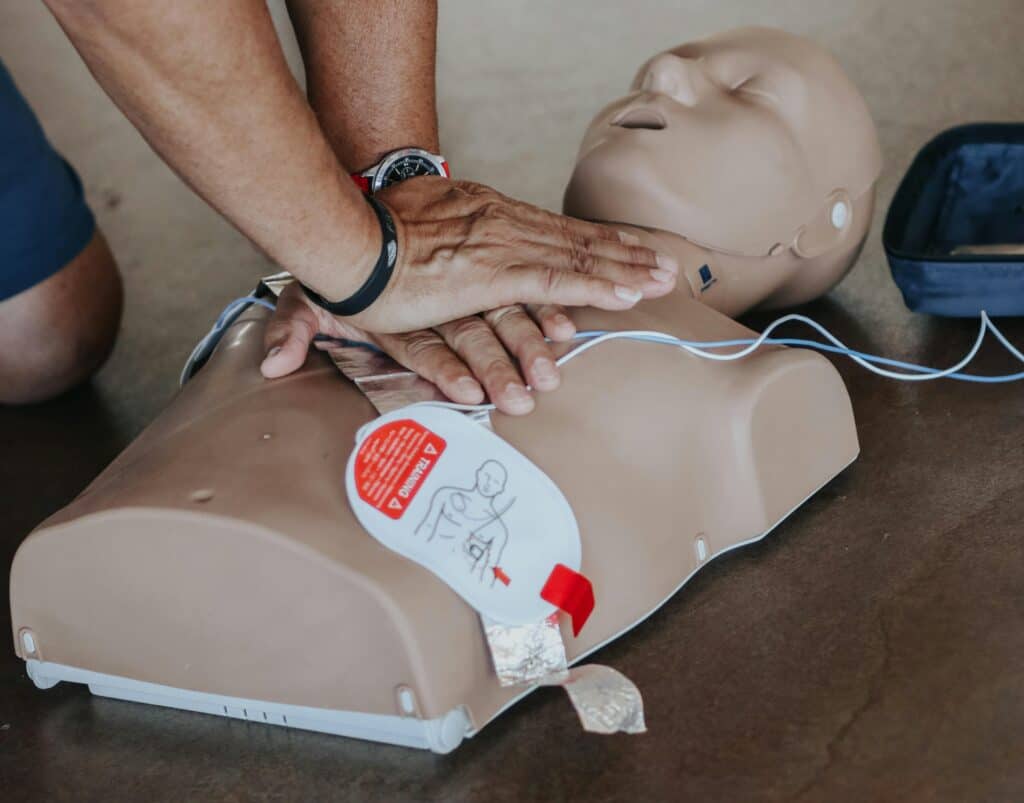 心肺復甦術練習 mannequin，外勞集團提供專業救命訓練資源示意圖.