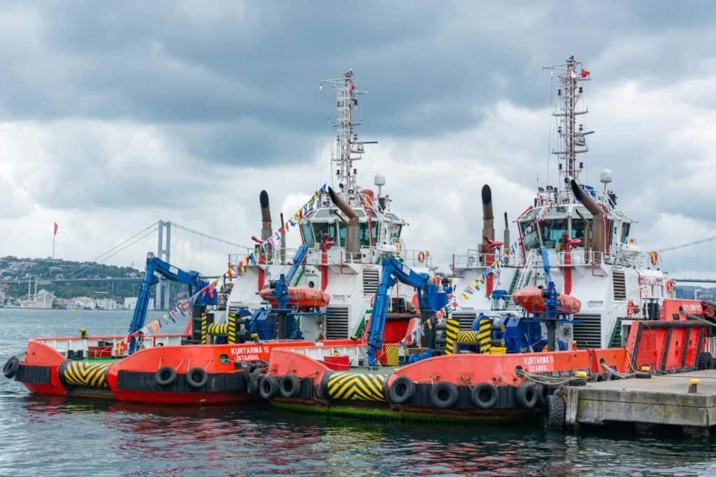 海上拖船作業的工業景觀，彰顯船舶安全與海事服務的重要性。.