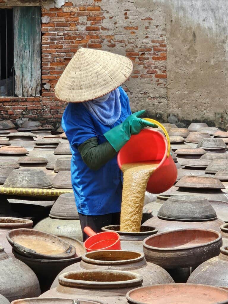 新加坡陶器工匠專注手工製陶，傳統工藝展現亞洲文化風情.