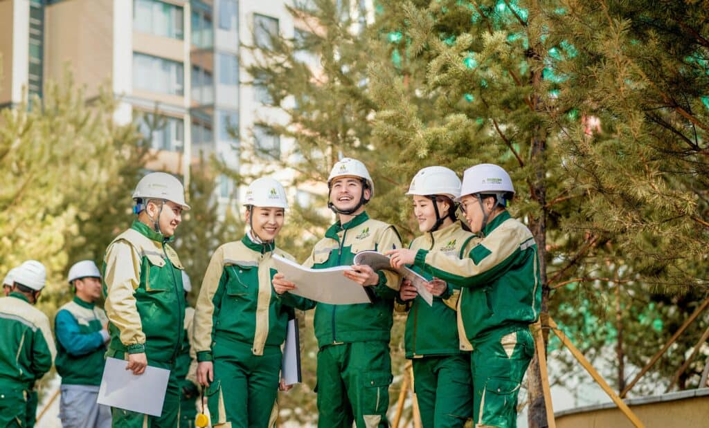 專業外勞工程師團隊在戶外檢查建築工程.