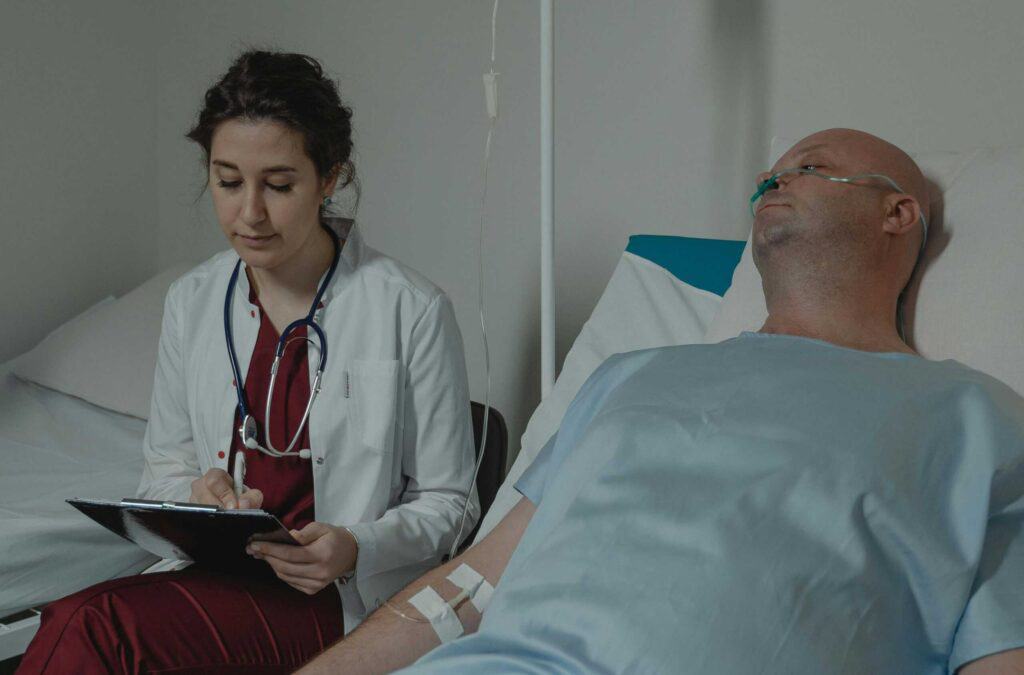 醫護人員與病人溝通照護場景.