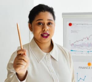 專業女性講解全球外勞市場趨勢與外派策略.