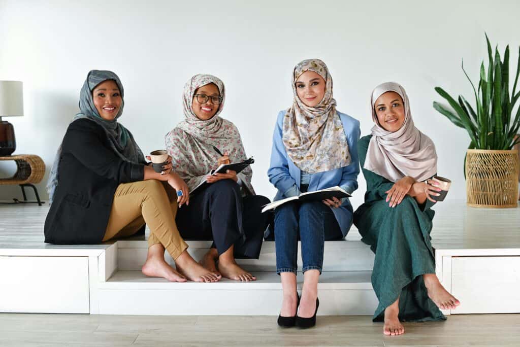 多元文化女性外勞團隊聚會，展現21世紀全球外勞集團的多國合作與友誼。.