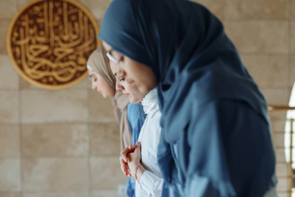 專注祈禱的穆斯林女性，展現宗教信仰與文化多元。.
