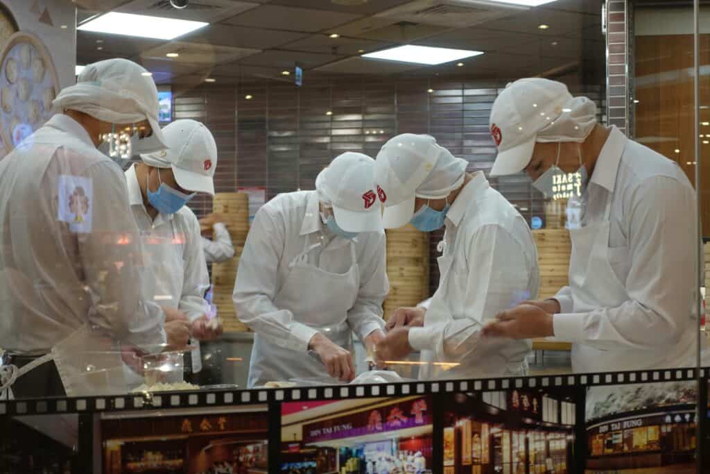 專業外勞烹飪團隊在餐廳內合作烹調美食.