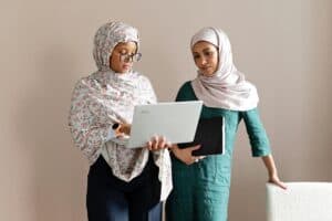 外勞集團合作討論,專業人員使用筆記型電腦進行跨國工作溝通.