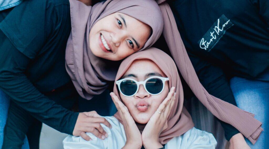 家庭團聚快樂合照，展現多元文化的和諧與友愛。.