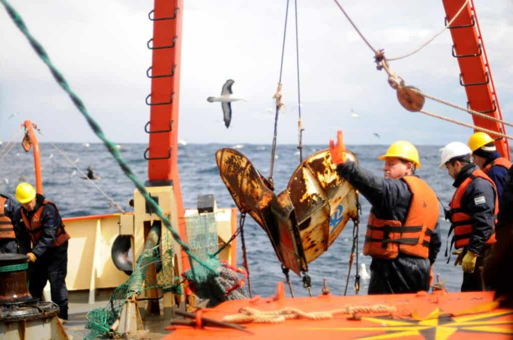 海上作業隊員在船上進行海洋設備維修與作業.