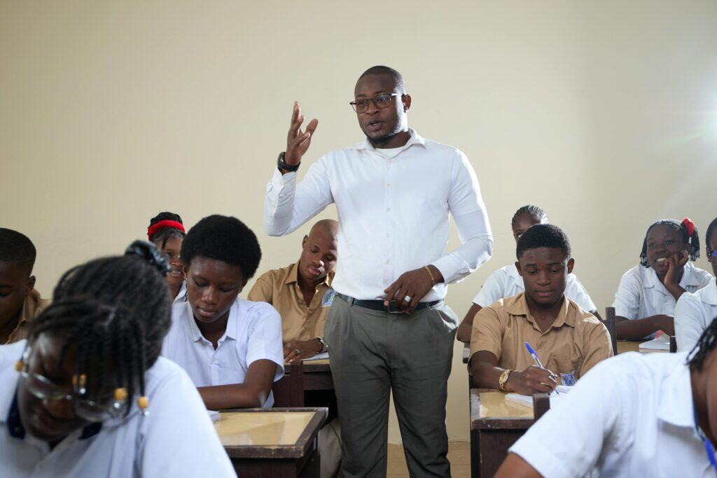 外國學生在課堂上學習，專注於提升技能，協助企業招募國際外勞，促進台灣與全球外勞市場的合作與發展，展現21世紀全球外勞集團專業形象。.